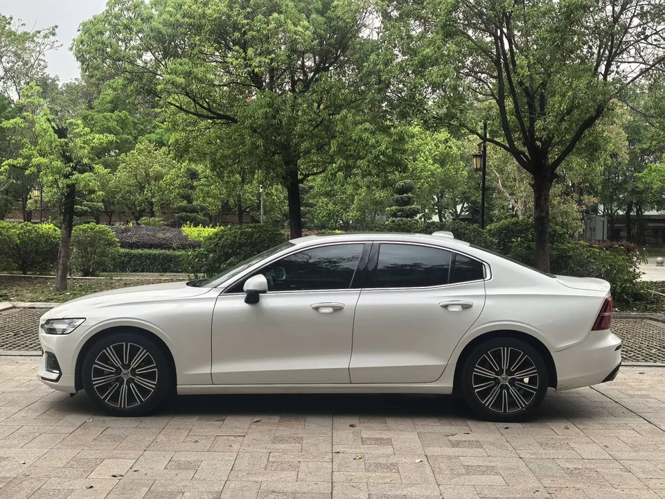 Volvo S60 Volvo S60 2022 B4 Zhiyuan Luxury Edition 2022 — миниатюра 4