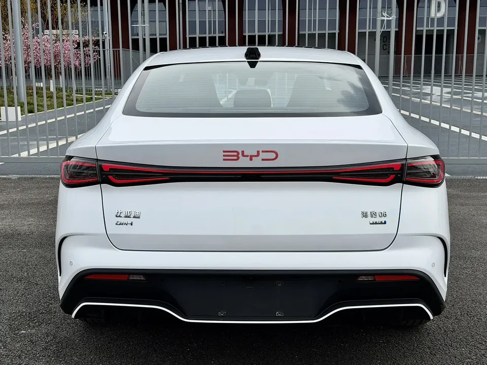 BYD Seal 06DM Intelligent Driving Edition DM-i 120KM Premium Edition 2025 — миниатюра 2