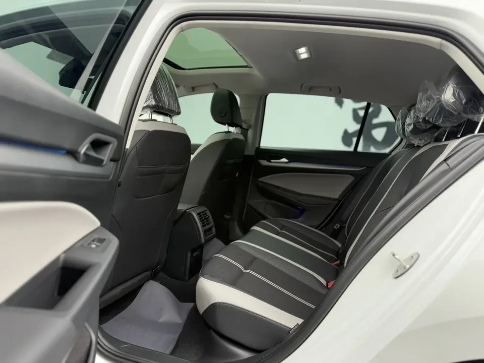 Volkswagen Golf 2026 Golf 300TSI Pro 2025 — миниатюра 2