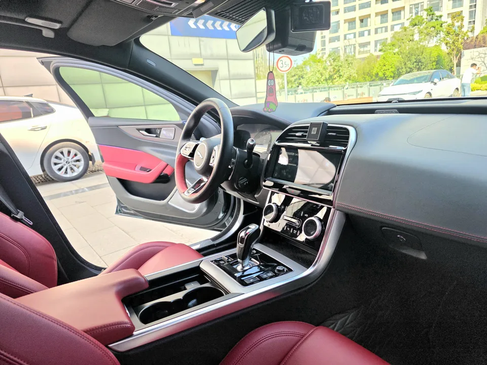 Jaguar XEL XEL 2022 2.0T 250PS R-DYNAMIC S aggressive sports version 2022 — миниатюра 4