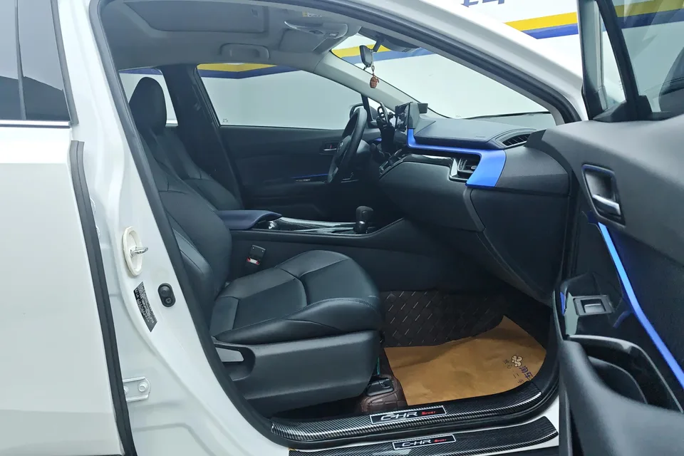 Toyota C-HR 2.0L Luxury Edition 2024 — миниатюра 4