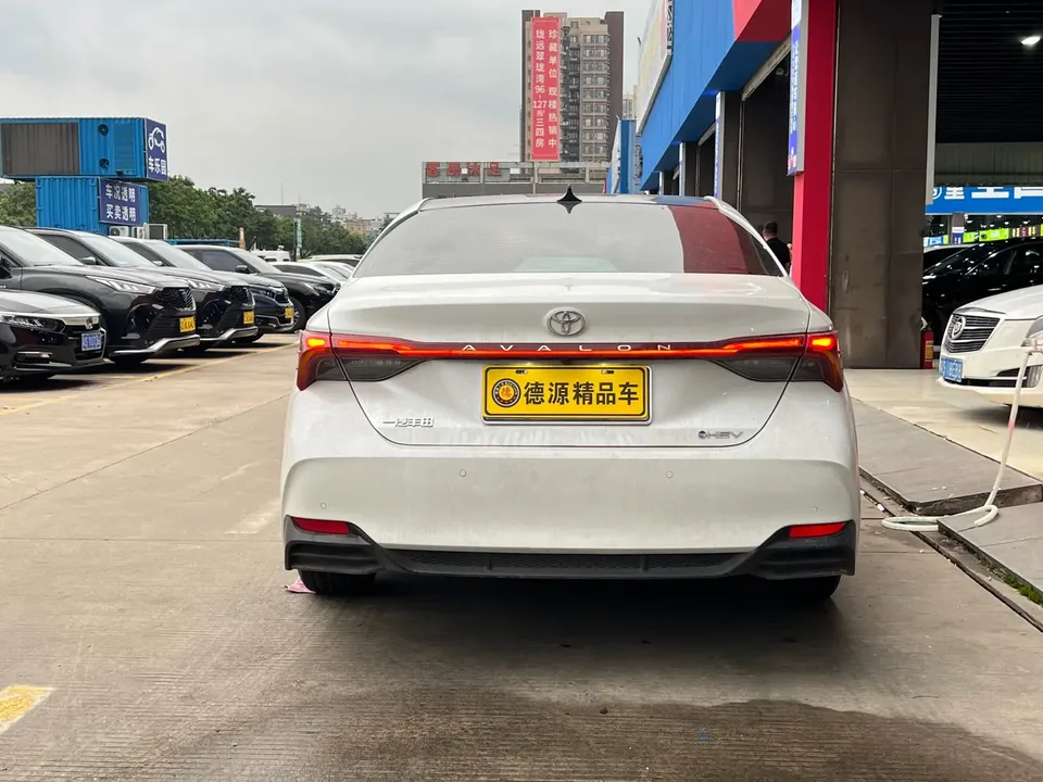 Toyota Avalon Intelligent Electric Hybrid 2.0L E-CVT Premium Edition 2024 — миниатюра 4