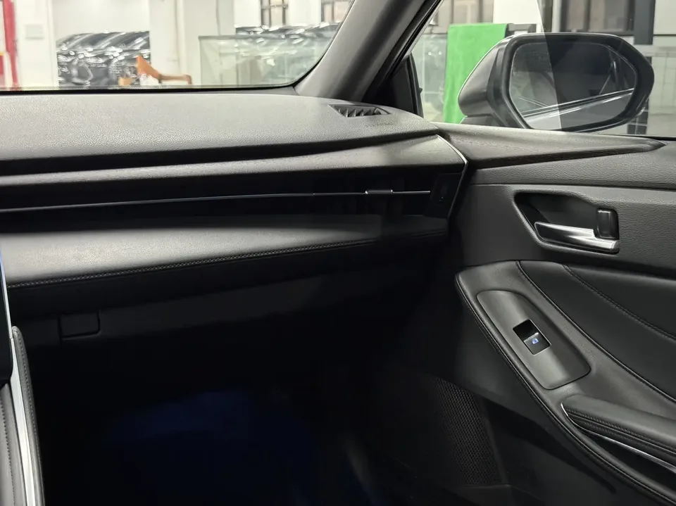 Toyota Avalon 2.0L Deluxe Edition 2022 — миниатюра 3