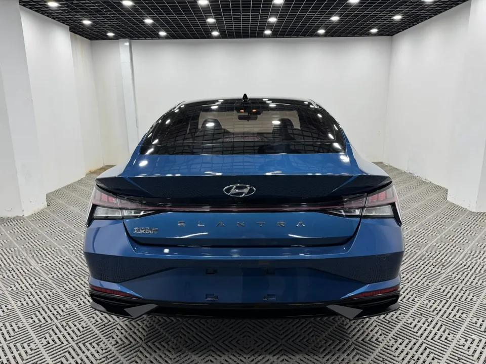 Hyundai Elantra 1.5L CVT LUX Premium Edition 2023 — миниатюра 2
