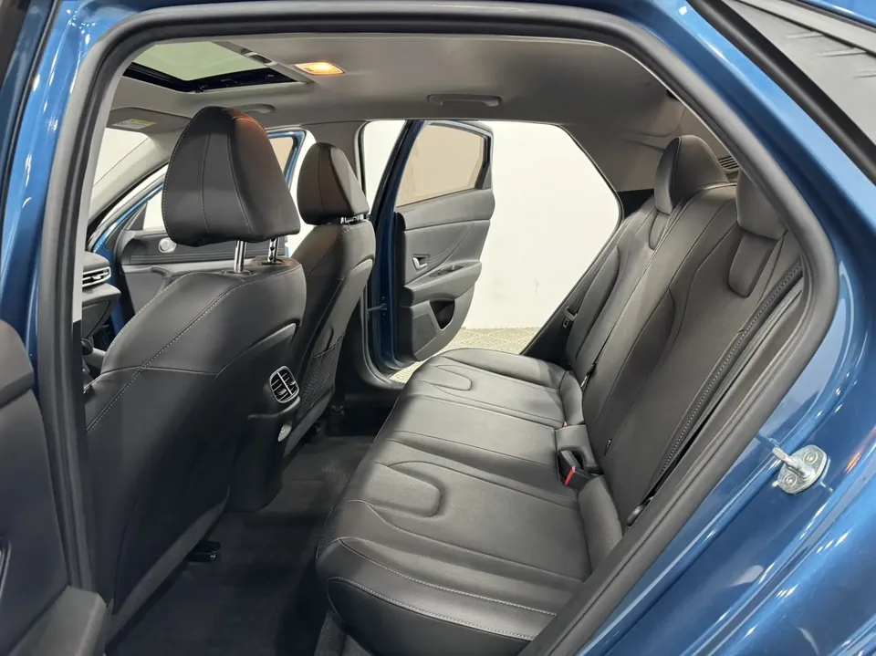 Hyundai Elantra 1.5L CVT LUX Premium Edition 2023 — миниатюра 3