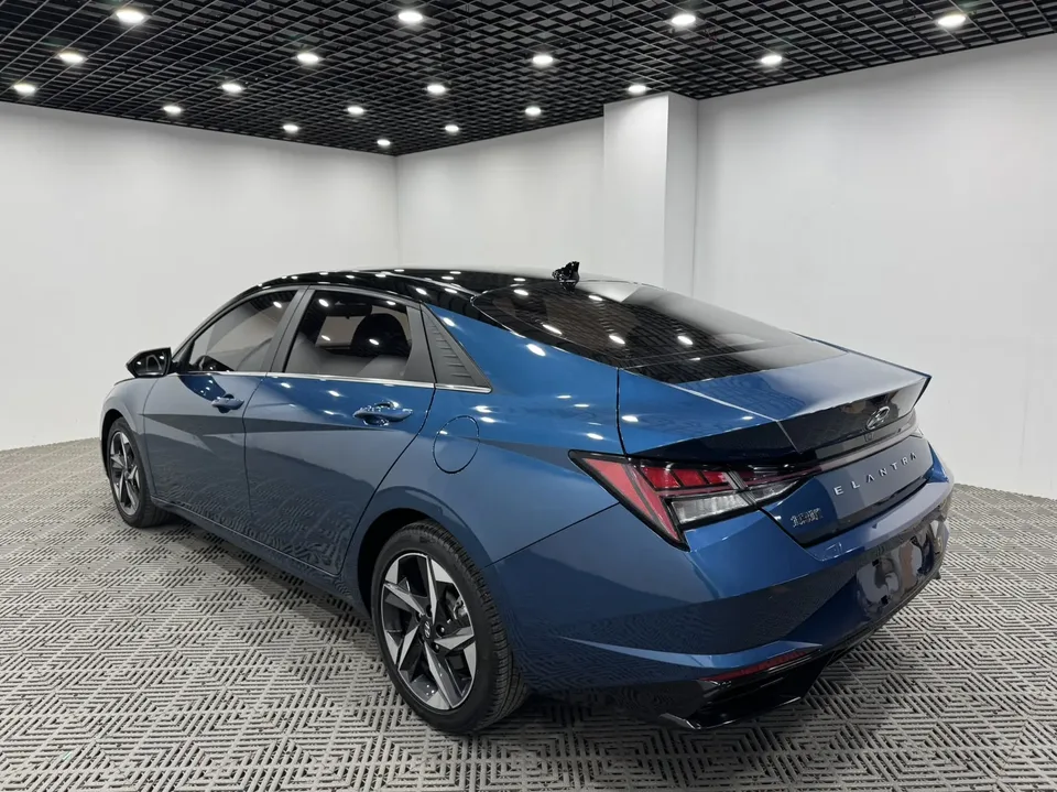 Hyundai Elantra 1.5L CVT LUX Premium Edition 2023 — миниатюра 4