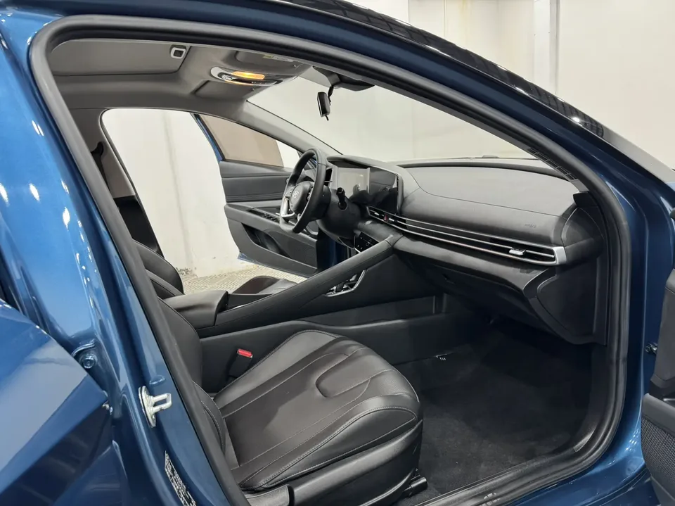 Hyundai Elantra 1.5L CVT LUX Premium Edition 2023 — миниатюра 5
