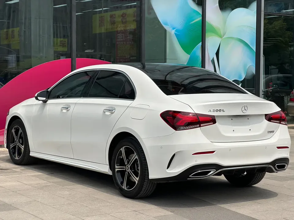 Mercedes-Benz Mercedes Benz A Class second facelift A 200 L sports sedan fashion version 2023 — миниатюра 4