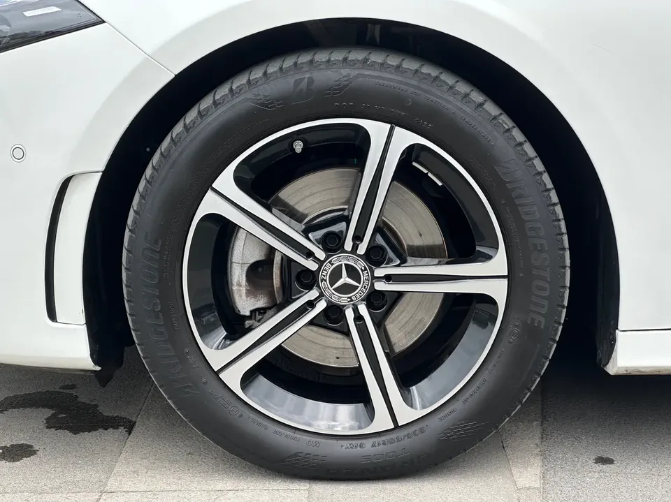 Mercedes-Benz Mercedes Benz A Class second facelift A 200 L sports sedan fashion version 2023 — миниатюра 5