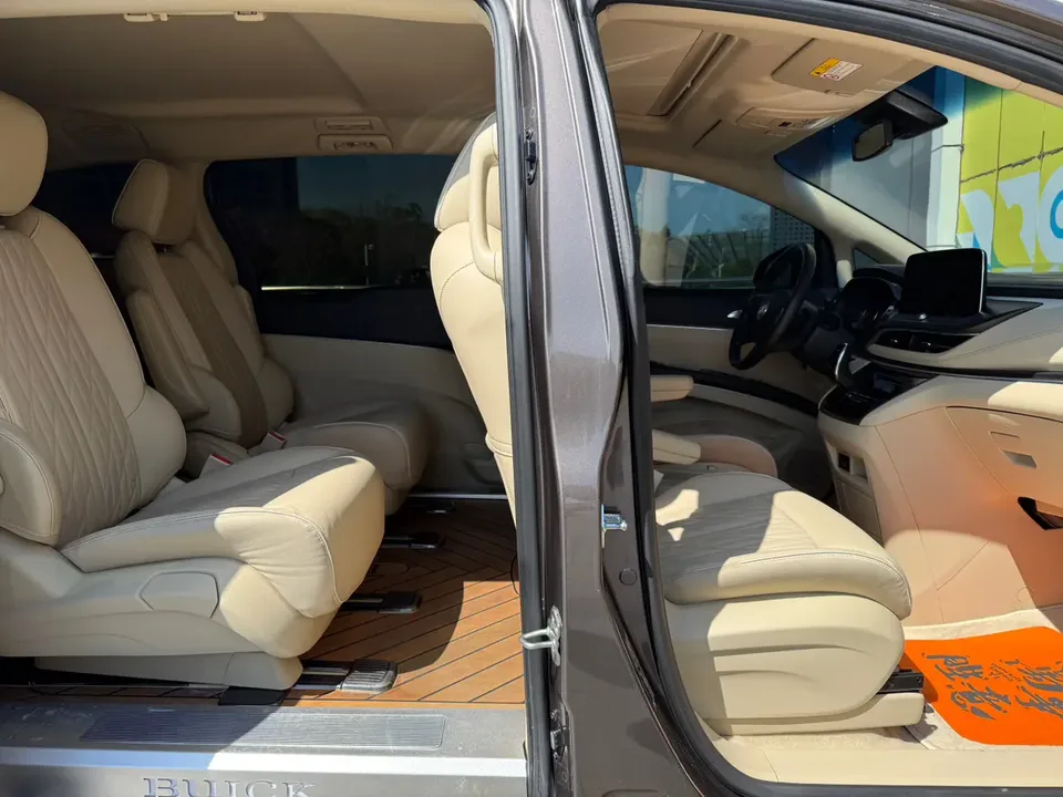 Buick GL8 Land Business Class 2.0T Luxury Edition 2023 — thumbnail 4