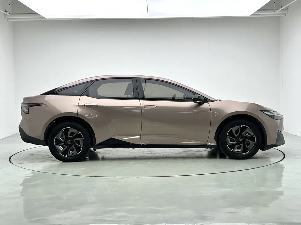 Toyota bZ3 Long Range Premium 2023 — миниатюра 3