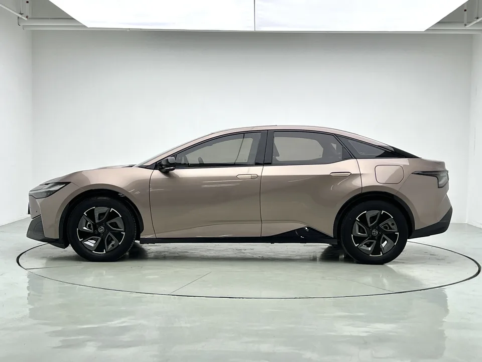 Toyota bZ3 Long Range Premium 2023 — фото 1, купить с доставкой в Москву