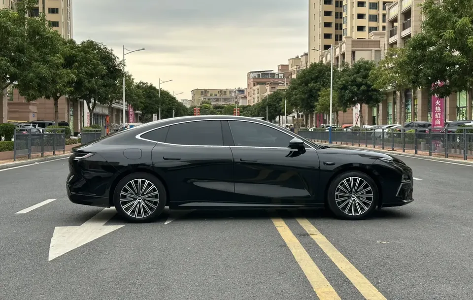 Geely Galaxy Star 8 PHEV 130km EM-P Starship Edition 2025 — миниатюра 2