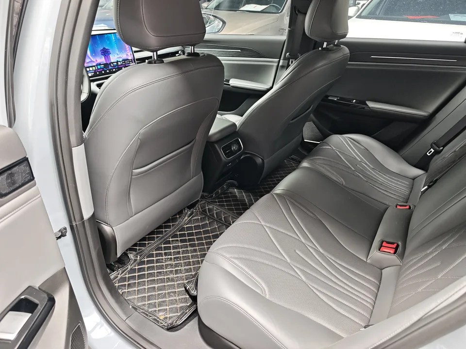 Geely Galaxy L6 1.5 EM-i DHT 140KM Starship Edition 2025 — миниатюра 3