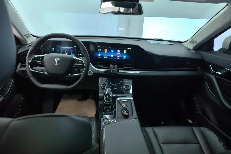 FAW Bestune B70 third generation 1.5T automatic premium version 2023 — миниатюра 5