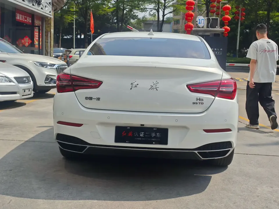 Hongqi H5 classic Hongqi H5 Classic 2022 1.8T Automatic Intelligent Connected Flag Edition 2022 — миниатюра 2