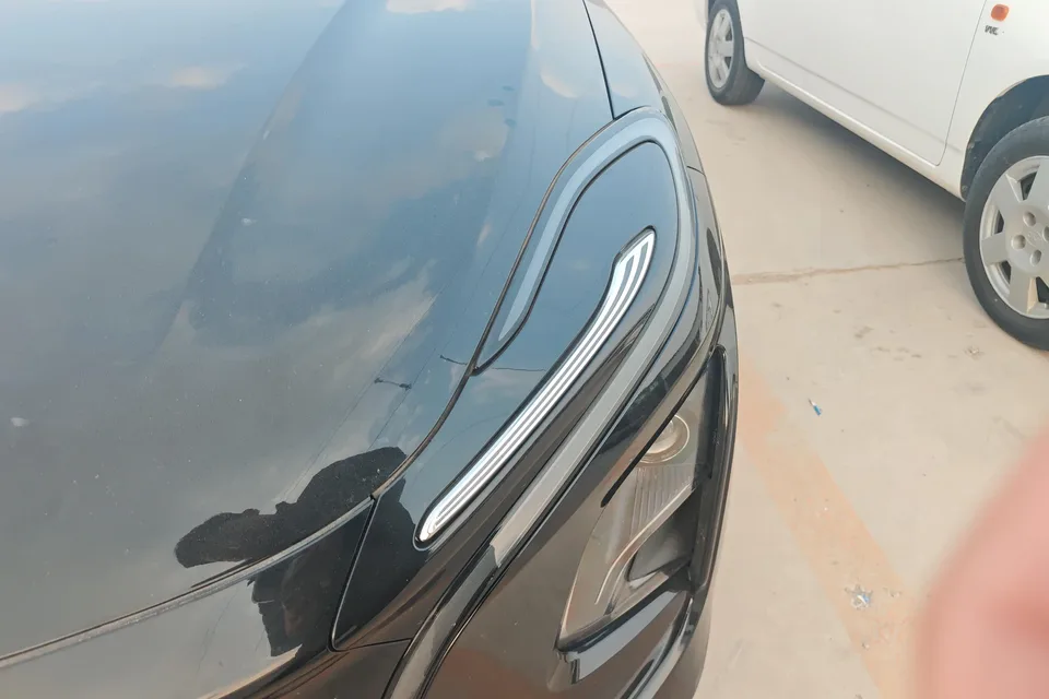 Hongqi E-QM5 Basic Travel Edition 2024 — миниатюра 2