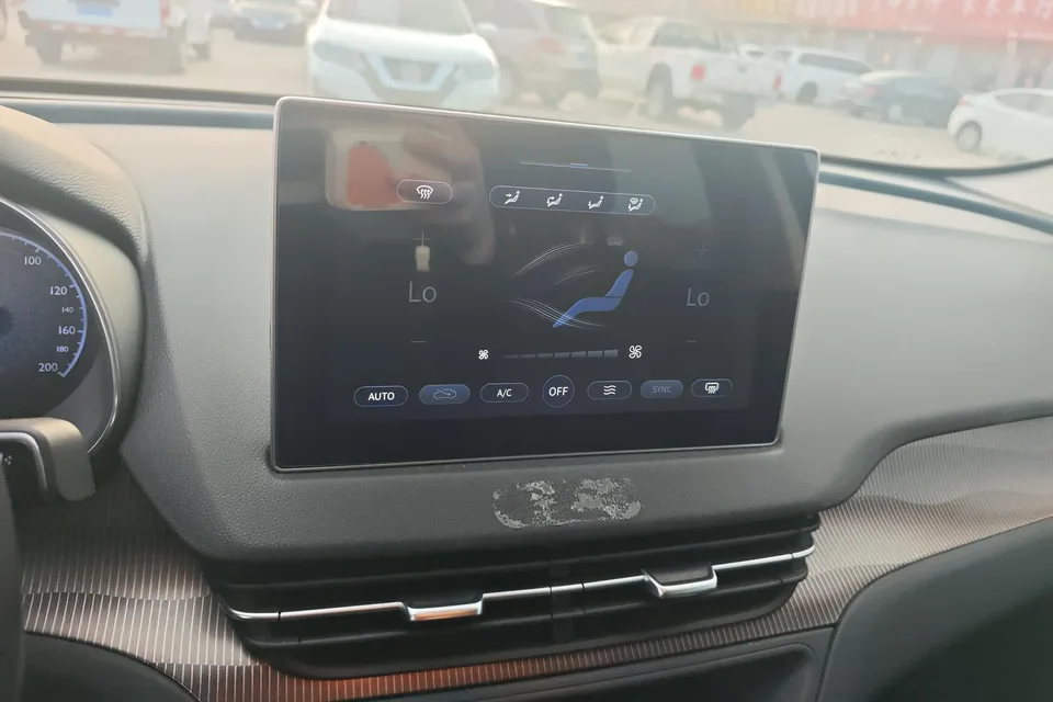 Hongqi E-QM5 Basic Travel Edition 2024 — миниатюра 5