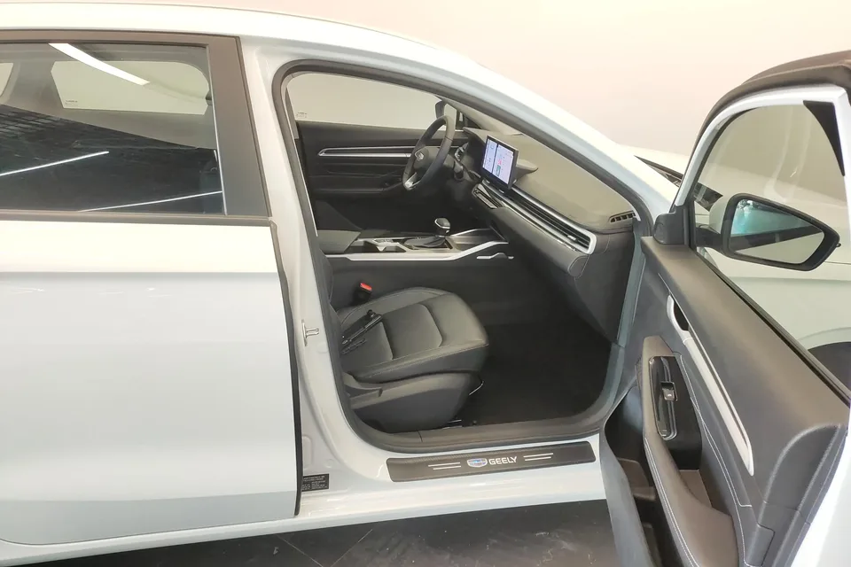 Geely Emgrand Emgrand 2025 Emgrand 2025 4th Generation 1.5L CVT Longteng Edition 2025 — thumbnail 4