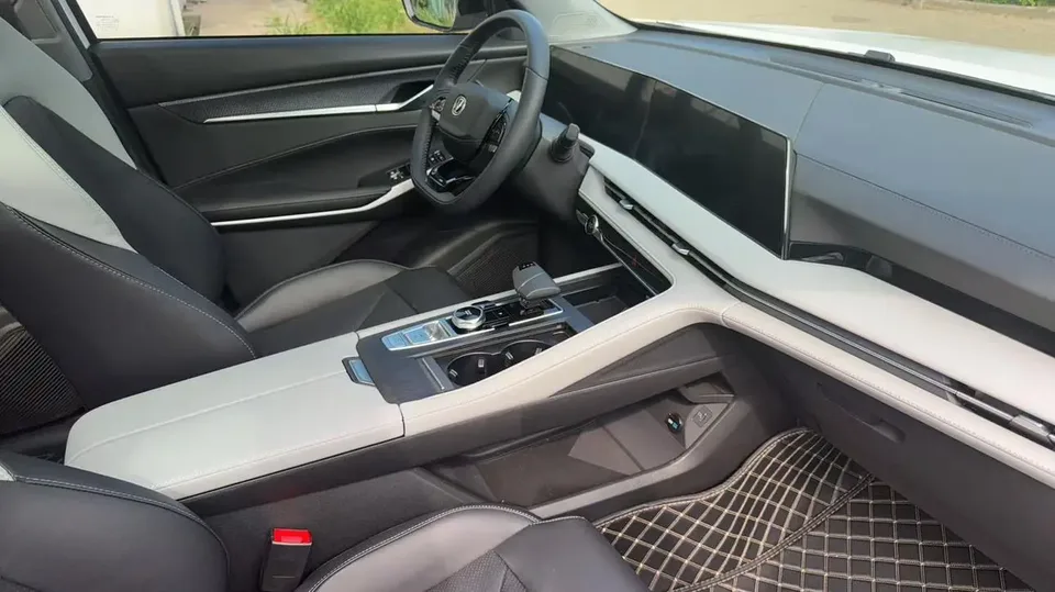 Changan CS75PLUS third generation champion version 1.5T automatic intelligent driving dynamic navigation model 2024 — миниатюра 2