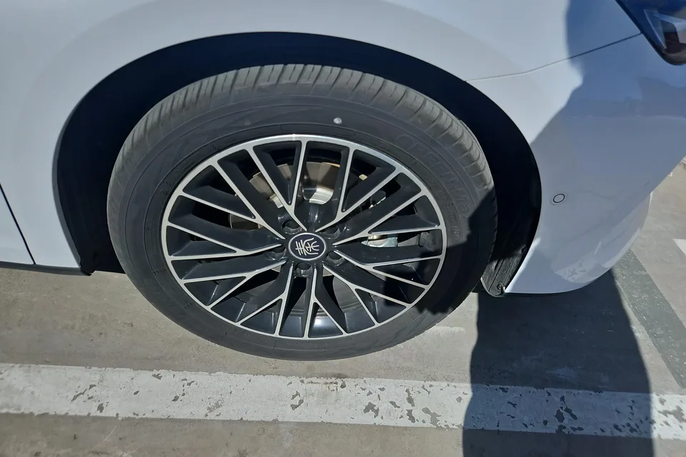 BYD Qin L DM Intelligent Driving Edition DM-i 120KM Excellence Edition 2025 — миниатюра 2