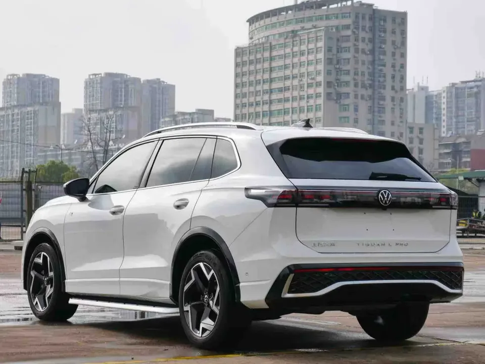 Volkswagen Tiguan L Tiguan L 2024 Pro 330TSI 2WD R-Line Smart Edition 2024 — thumbnail 2