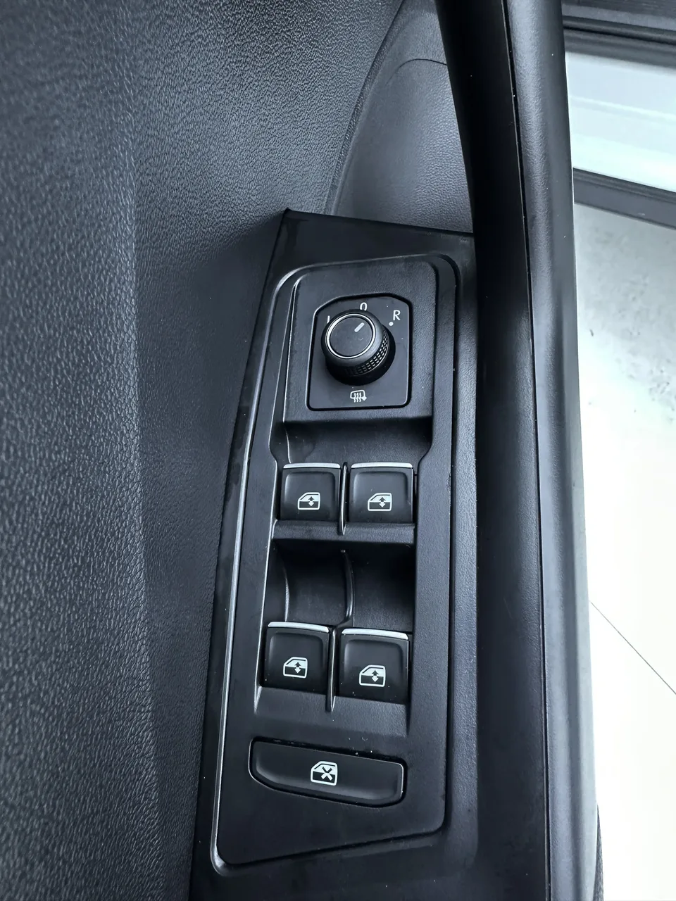 Volkswagen T-Roc Tange 280TSI DSG two-wheel drive comfort PLUS 2022 — миниатюра 5