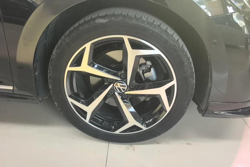 Volkswagen Passat Outstanding Model 380TSI Starry Sky Dragon Edition 2024 — миниатюра 2