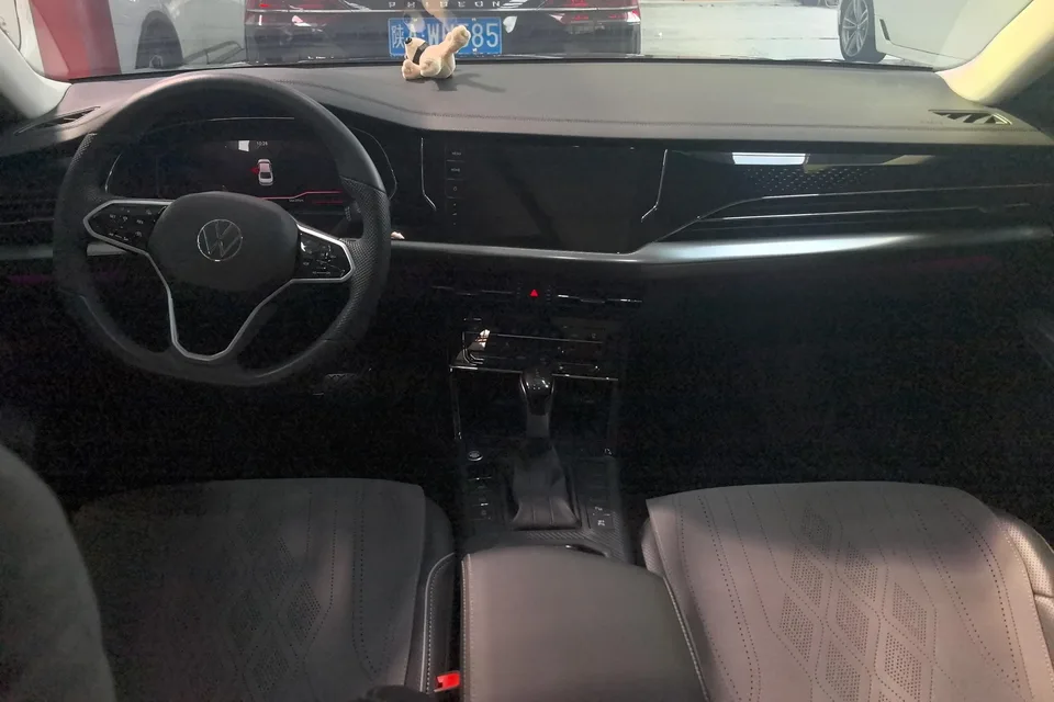 Volkswagen Passat Outstanding Model 380TSI Starry Sky Dragon Edition 2024 — миниатюра 3