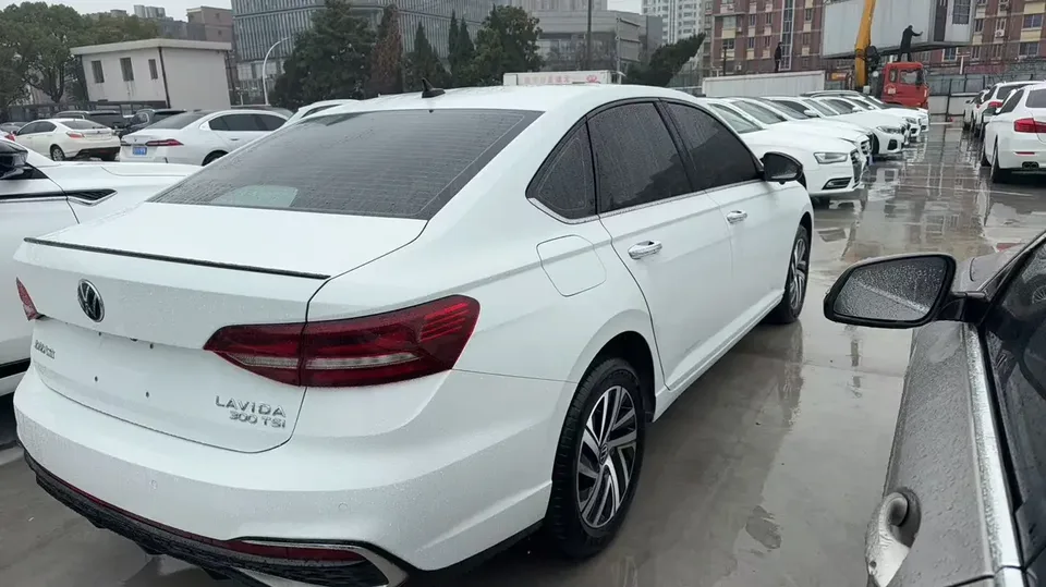 Volkswagen Lavida 300TSI DSG Starry Sky Edition 2023 — миниатюра 4