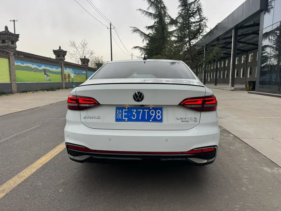 Volkswagen Lavida 300TSI DSG Full Edition 2023 — миниатюра 2