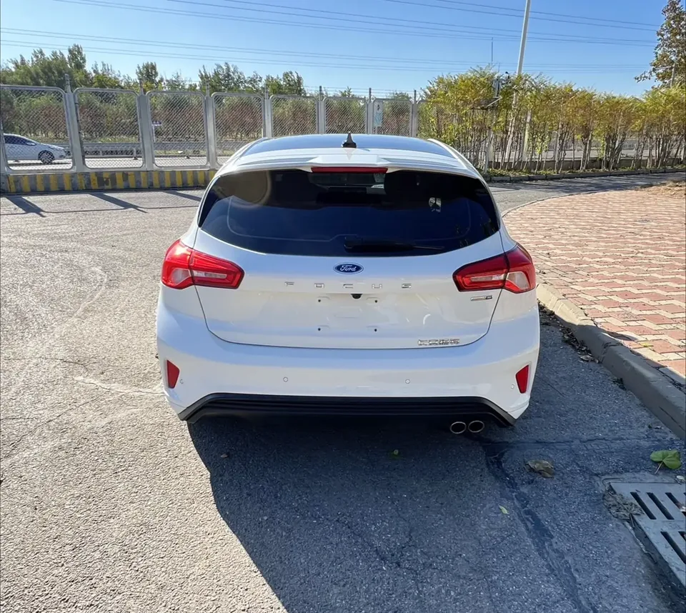 Ford Focus hatchback EcoBoost 180 automatic ST Line 2023 — миниатюра 2