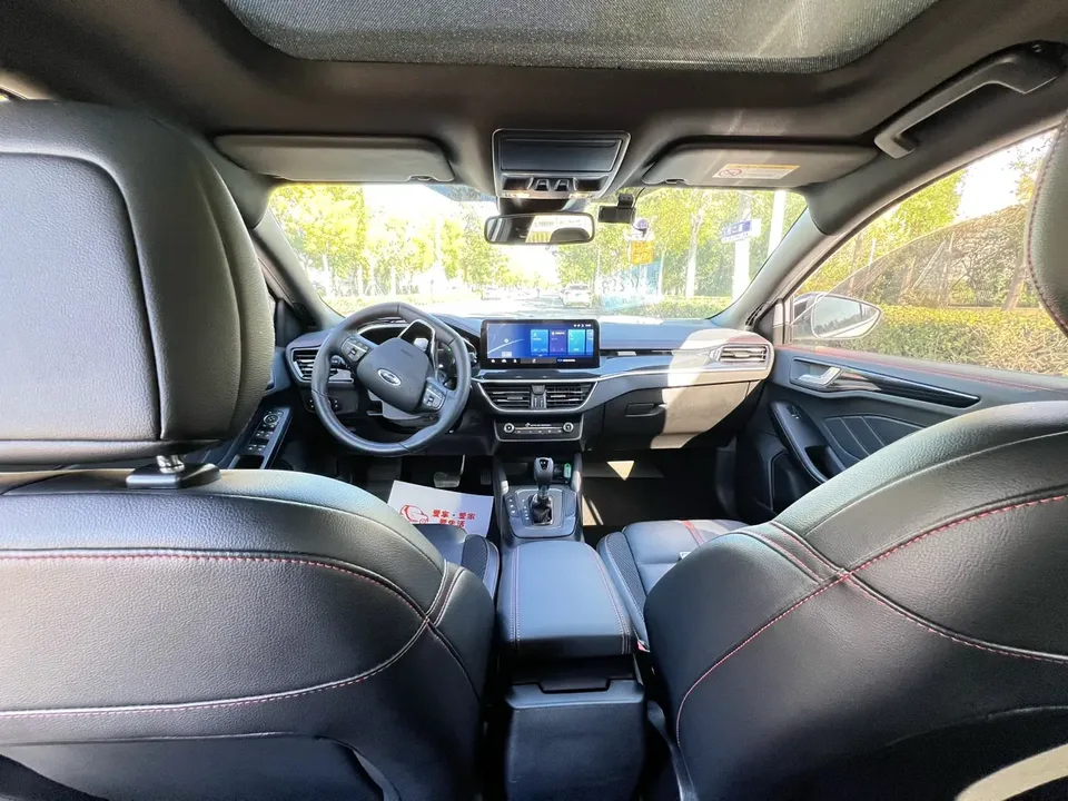 Ford Focus hatchback EcoBoost 180 automatic ST Line 2023 — миниатюра 3