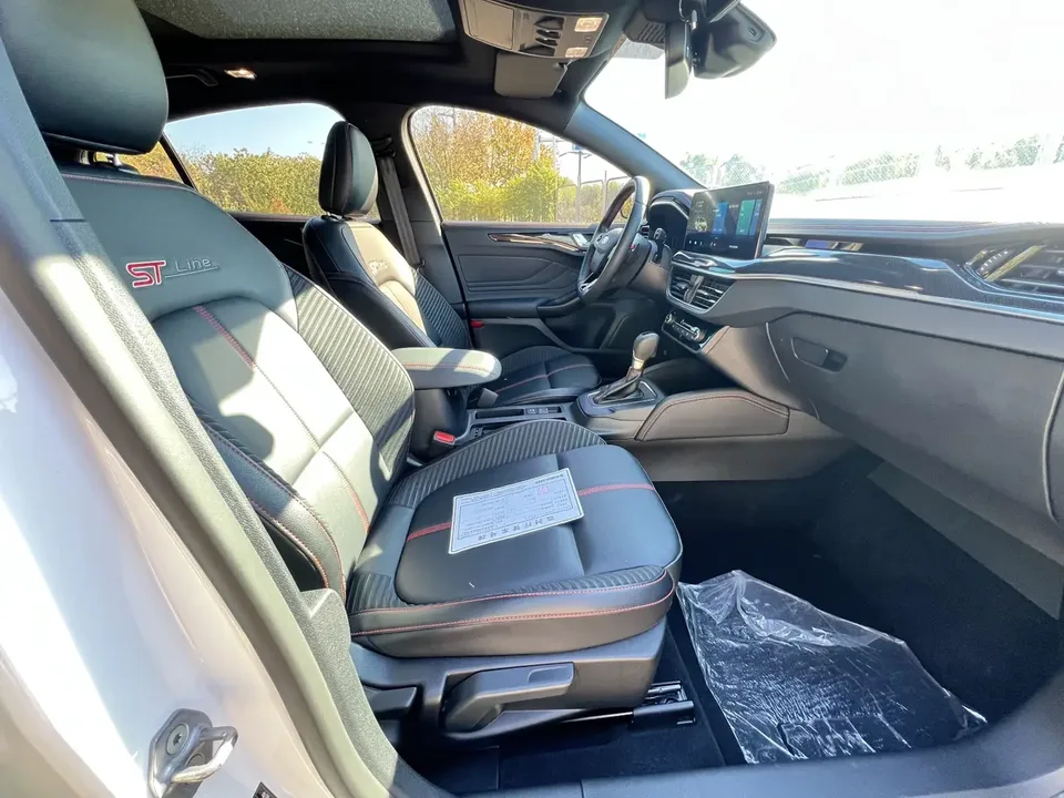 Ford Focus hatchback EcoBoost 180 automatic ST Line 2023 — миниатюра 4