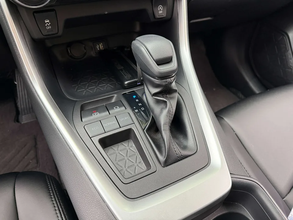 Toyota RAV4 2.0L CVT 2WD Urban Edition 2024 — миниатюра 3