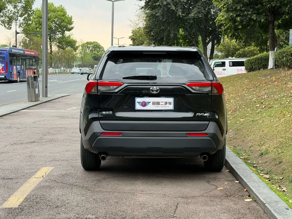 Toyota RAV4 2.0L CVT 2WD Urban Edition 2024 — миниатюра 5