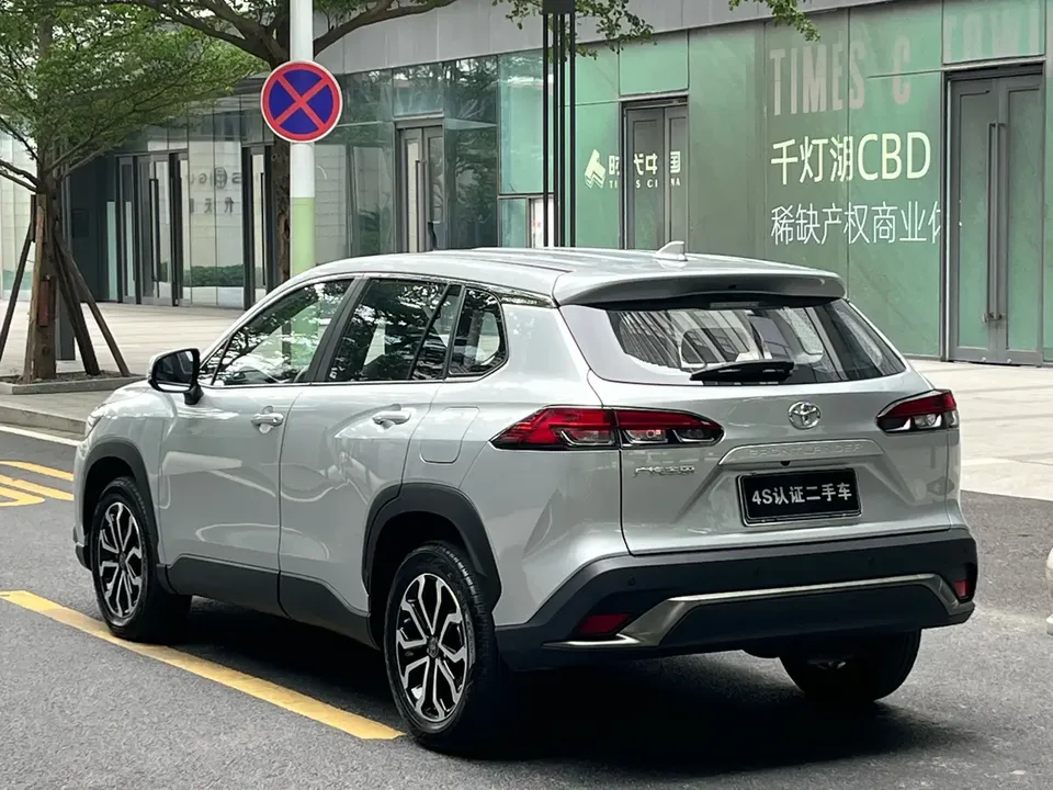 Toyota Frontlander 2.0L CVT Luxury Edition 2023 — миниатюра 2