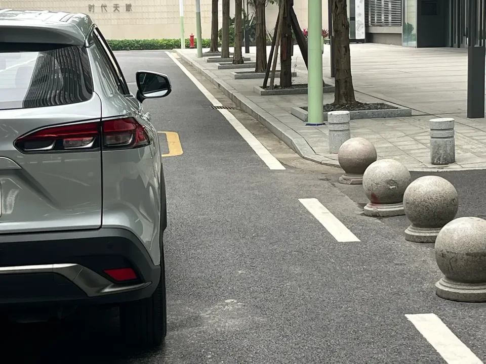 Toyota Frontlander 2.0L CVT Luxury Edition 2023 — миниатюра 3