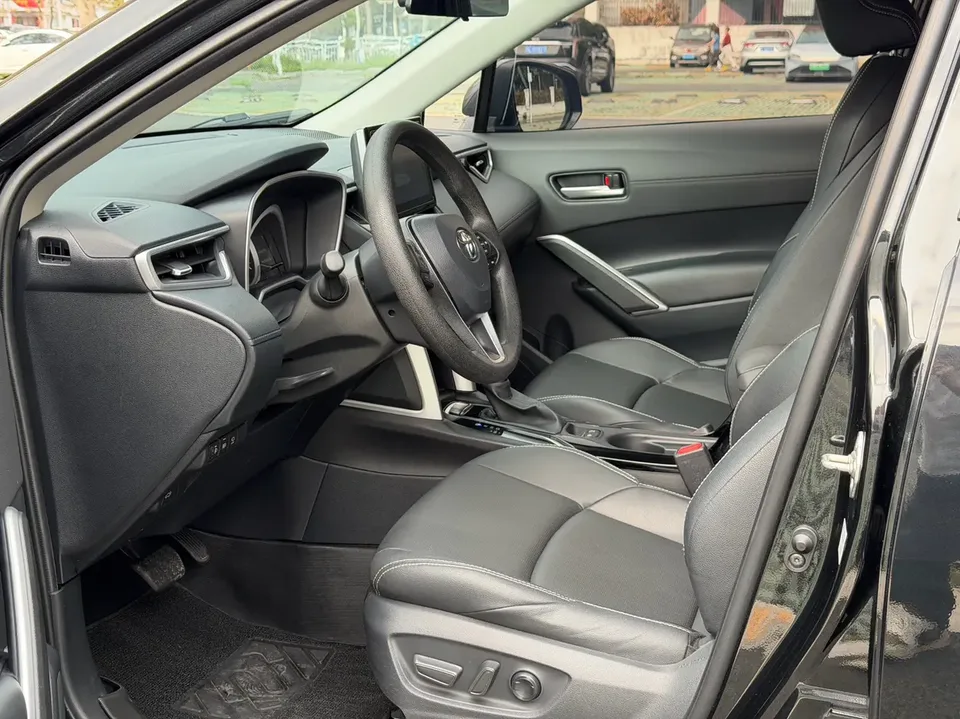 Toyota Frontlander 2.0L CVT Luxury PLUS Edition 2022 — миниатюра 3