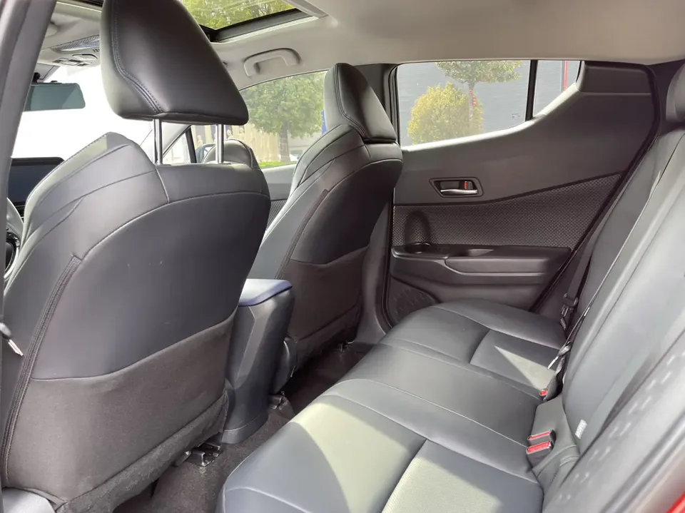 Toyota C-HR 2.0L Luxury Edition 2022 — миниатюра 3