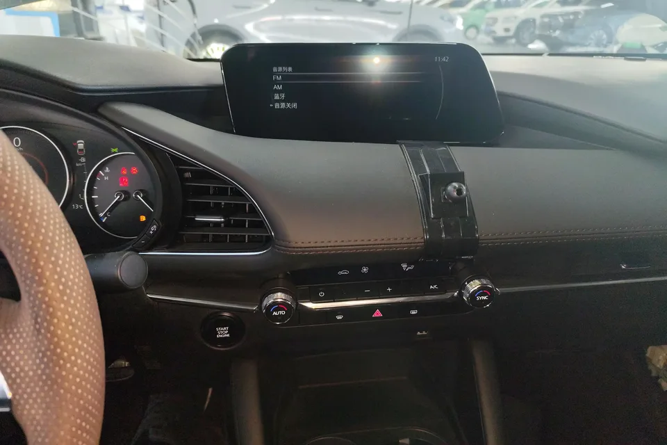 Mazda Axela 2.0L automatic quality version 2022 — миниатюра 4