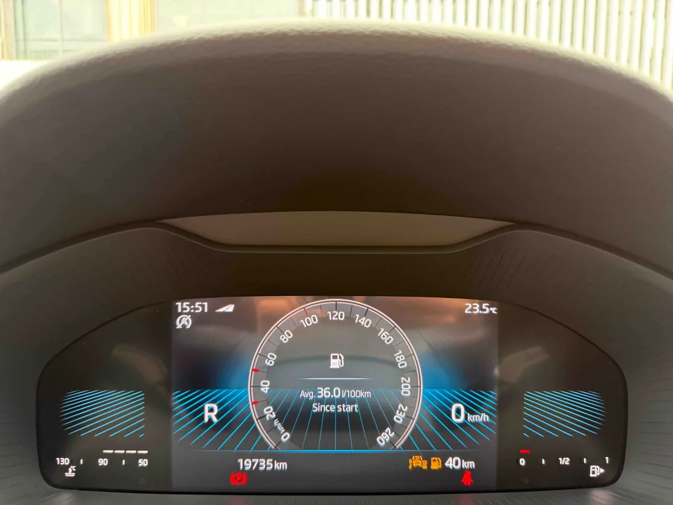 Skoda Karoq TSI280 Luxury Edition 2023 — миниатюра 4