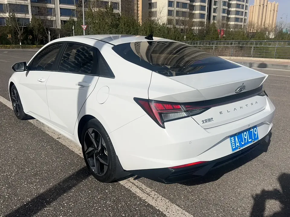 Hyundai Elantra Elantra 2021 1.5L CVT LUX Premium Edition 2022 — миниатюра 2