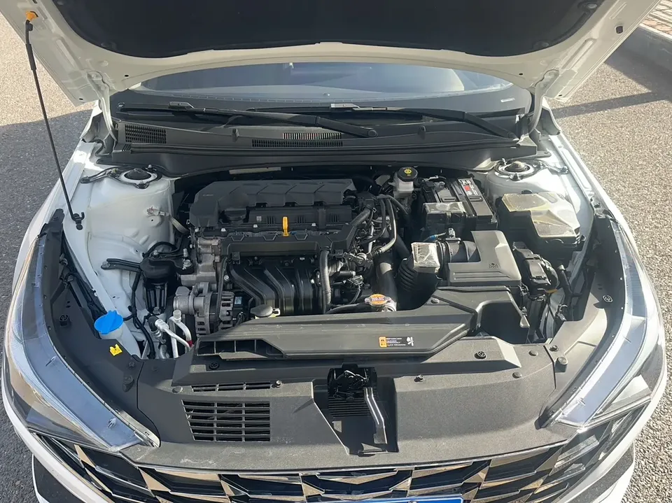 Hyundai Elantra Elantra 2021 1.5L CVT LUX Premium Edition 2022 — миниатюра 3