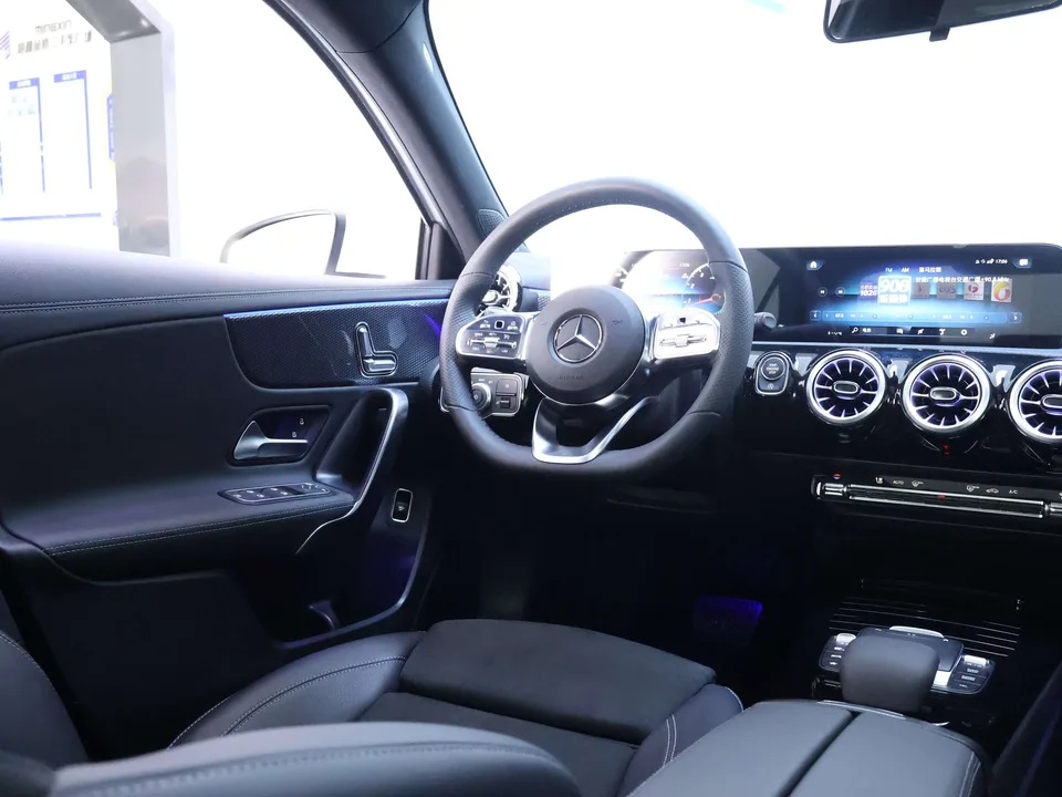 Mercedes-Benz Mercedes Benz A Class second facelift A 200 L sports sedan fashion version 2023 — миниатюра 5