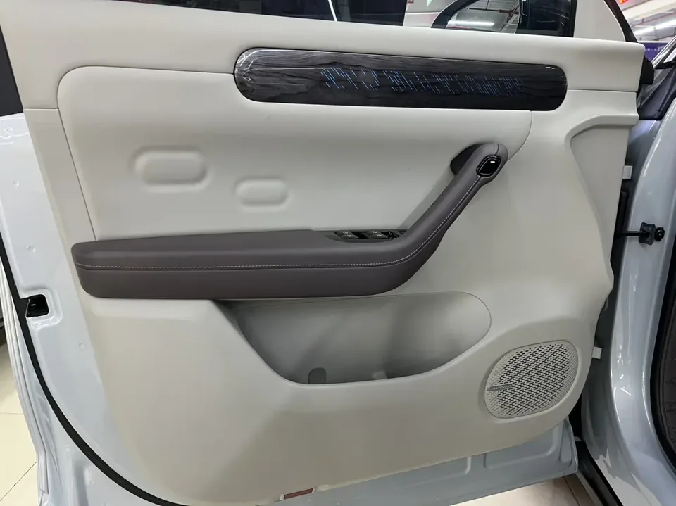 Leapmotor Zero running C11 Extended Range 300 Premium Edition 2024 — миниатюра 5