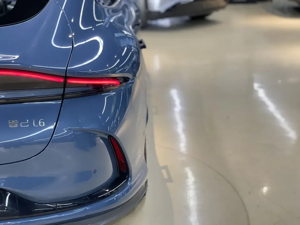 Zhiji L6 Max Standard Edition 75kWh 2025 — миниатюра 4