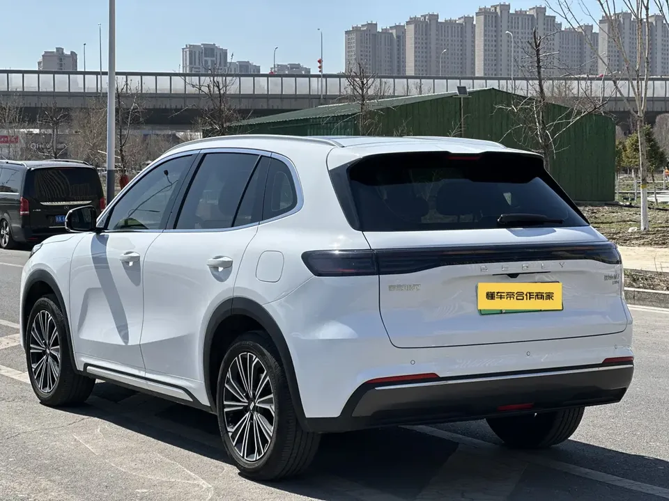 Geely Galaxy Starship 7 EM-i Galaxy Starship 7 EM-i 2025 120KM Pilot Edition 2025 — миниатюра 4