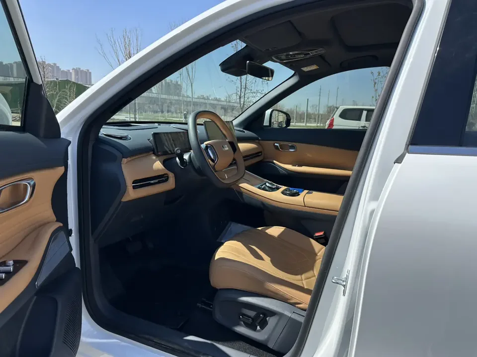 Geely Galaxy Starship 7 EM-i Galaxy Starship 7 EM-i 2025 120KM Pilot Edition 2025 — миниатюра 5