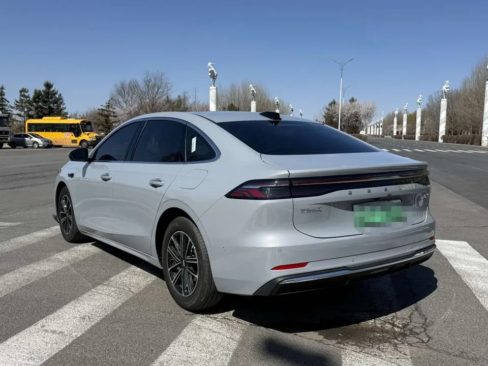 Geely Galaxy A7 PHEV 70km Explorer Edition 2025 — миниатюра 4